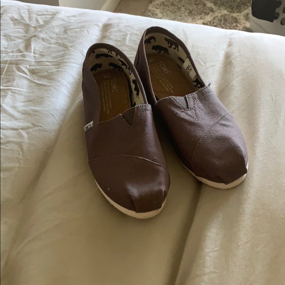 Woman’s Toms size 6